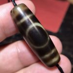 微信图片_20250916133551_47_4 高油一眼天地珠,尺寸13*38mm,玛瑙材质,油润度很高。Heaven-Earth Dzi Bead (13x38mm).