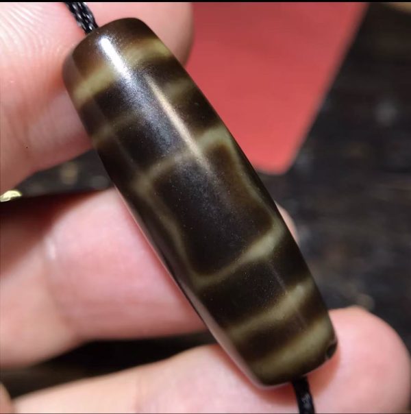 微信图片_20250916133558_49_4 高油一眼天地珠,尺寸13*38mm,玛瑙材质,油润度很高。Heaven-Earth Dzi Bead (13x38mm).