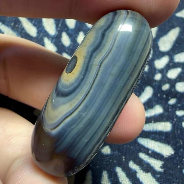 微信图片_20251109115524_191_49 Three-Eyed Dzi Bead with Azure Zoned Agate, Exhibiting Rich Oily Luster & Full-Formed Silhouette.