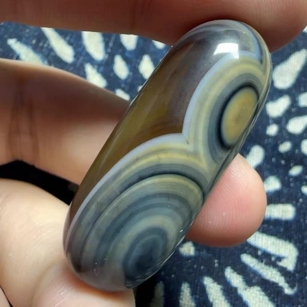 微信图片_20251109115525_193_49 Three-Eyed Dzi Bead with Azure Zoned Agate, Exhibiting Rich Oily Luster & Full-Formed Silhouette.