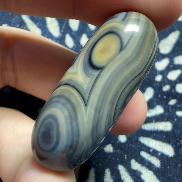 微信图片_20251109115526_194_49 Three-Eyed Dzi Bead with Azure Zoned Agate, Exhibiting Rich Oily Luster & Full-Formed Silhouette.